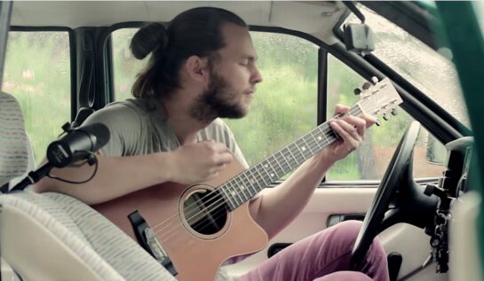 VIDEO | Un tip face un cover BETON şi cântă la… maşină!