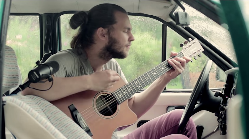 VIDEO | Un tip face un cover BETON şi cântă la… maşină!