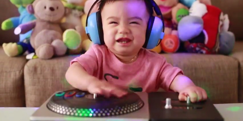 VIDEO BETON | La 1 an de zile se laudă că e cel mai tare DJ din lume!