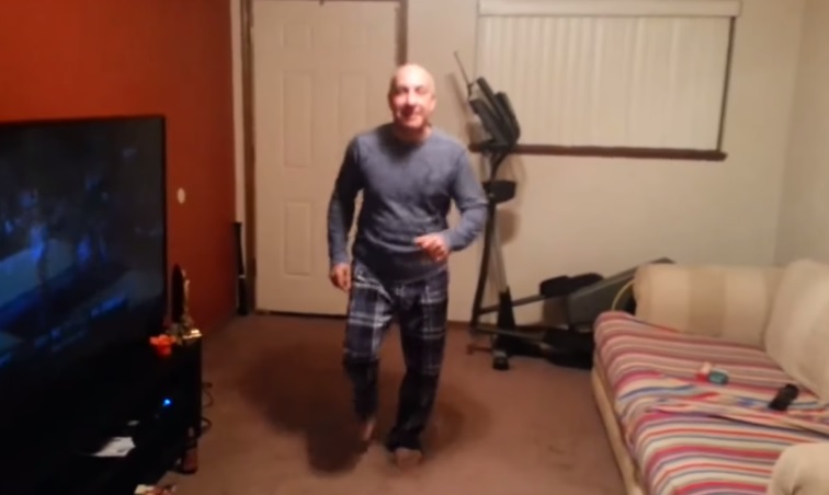 VIDEO LOL | Vârsta nu contează! El e tatăl care îţi dă oricând lecţii de dans!