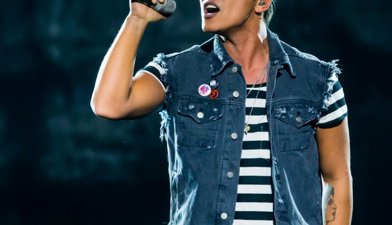 VIDEO OMG | Bruno Mars cântă cu cel mai tânăr fan al lui