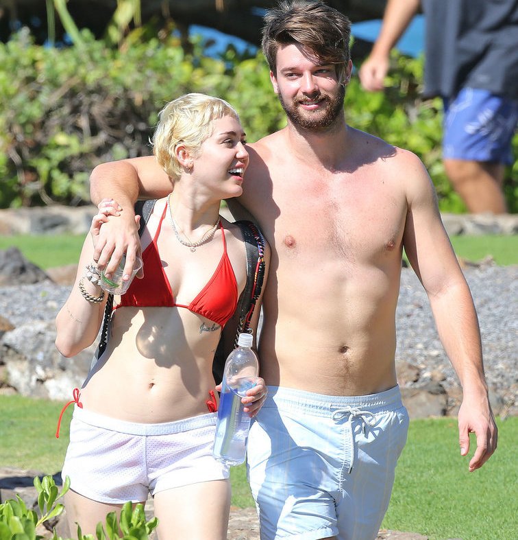 Miley Cyrus și Patrick Schwarzenegger sunt într-o vacanță romantică