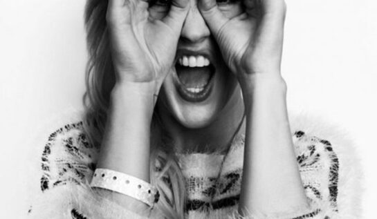 VIDEO BETON | Ellie Goulding cântă piese de la One Direction, Katy Perry și Jennifer Lopez!