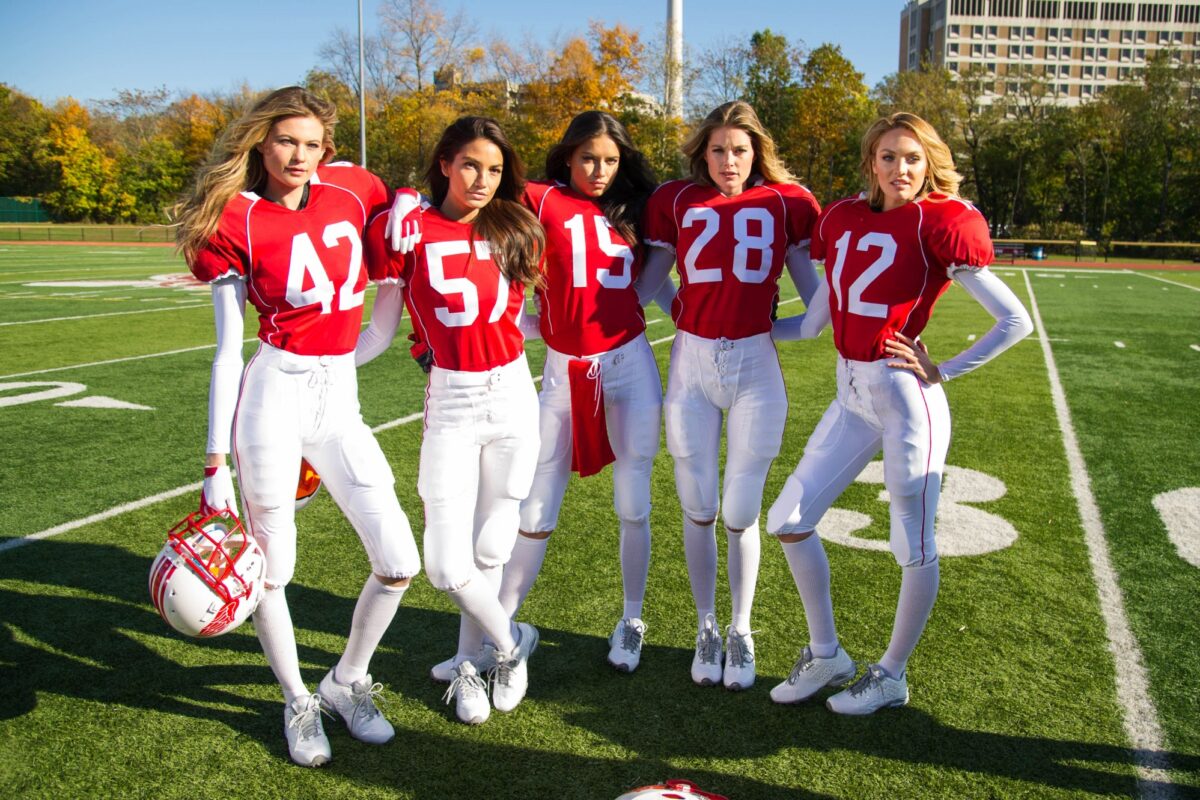 Îngerii Victoria’s Secret se luptă într-un teaser sexy pentru Super Bowl