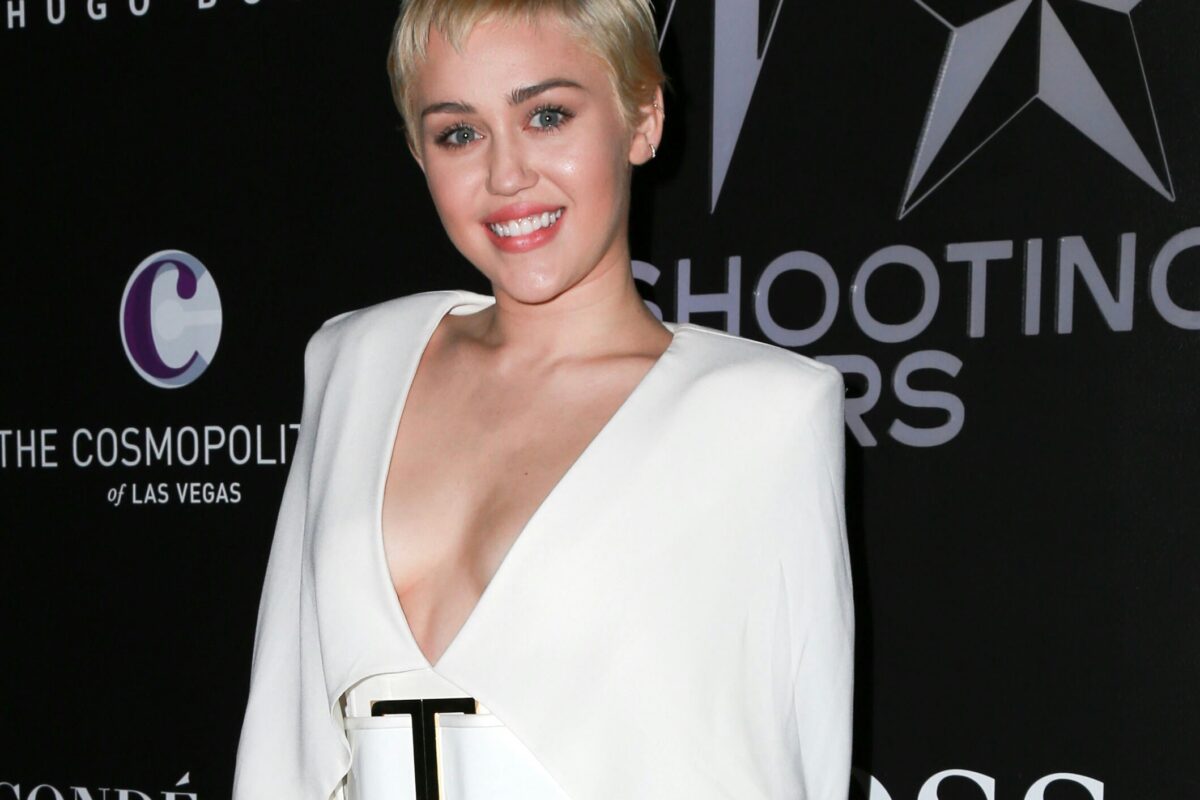 FOTO HOT | Miley Cyrus și-a arătat din nou sânii!