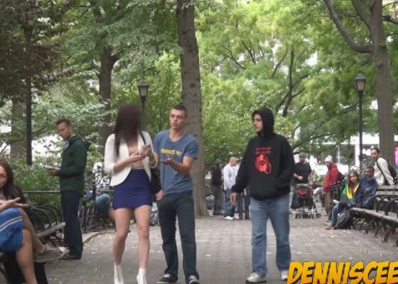 VIDEO OMG | Cum reacţionează o tipă când e “agăţată” pe stradă”. Finalul farsei este EPIC!