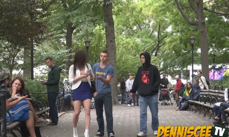 VIDEO OMG | Cum reacţionează o tipă când e „agăţată” pe stradă”. Finalul farsei este EPIC!