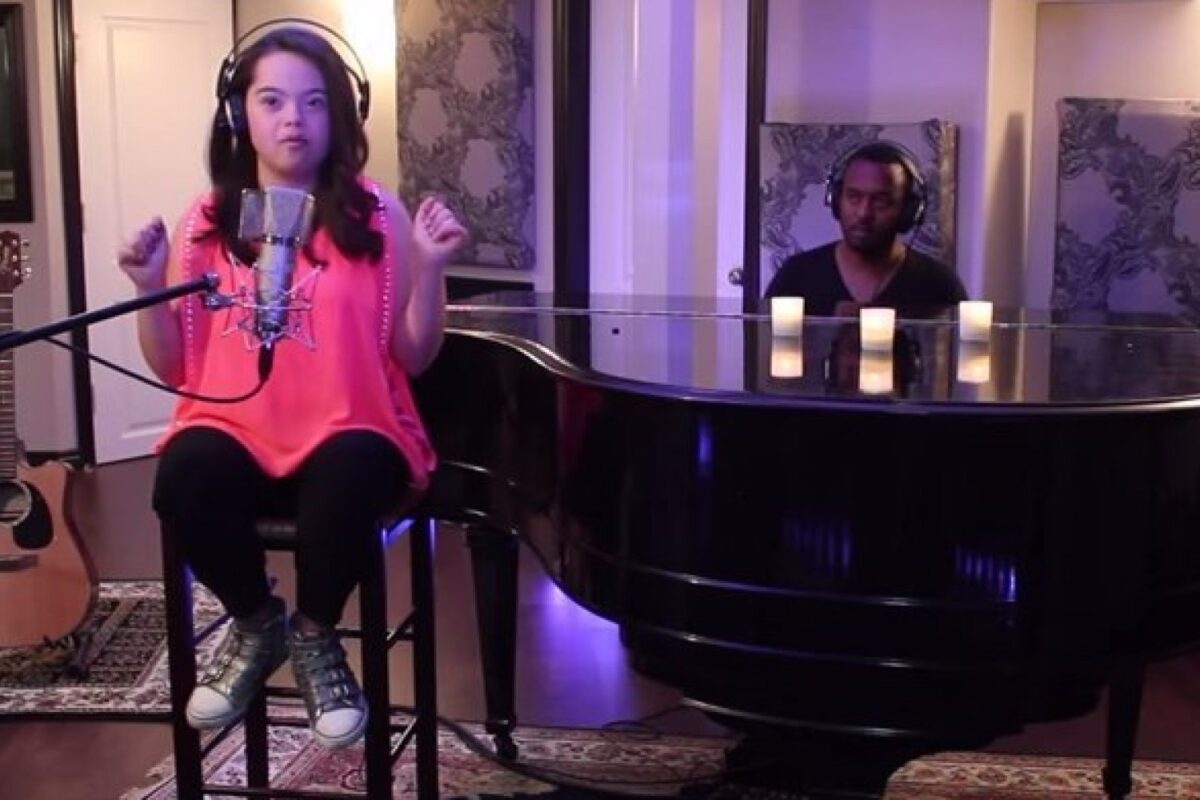 VIDEO EMOȚIONANT | O fetiță de 12 ani, care suferă de Sindromul Down, cântă superb „All Of Me de la John Legend.