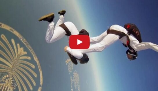 VIDEO OMG | Doi tipi dansează în timp ce sar cu parașuta!