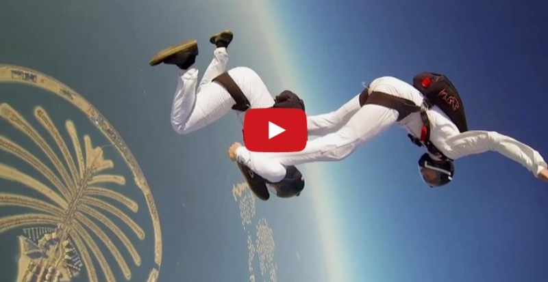 VIDEO OMG | Doi tipi dansează în timp ce sar cu parașuta!