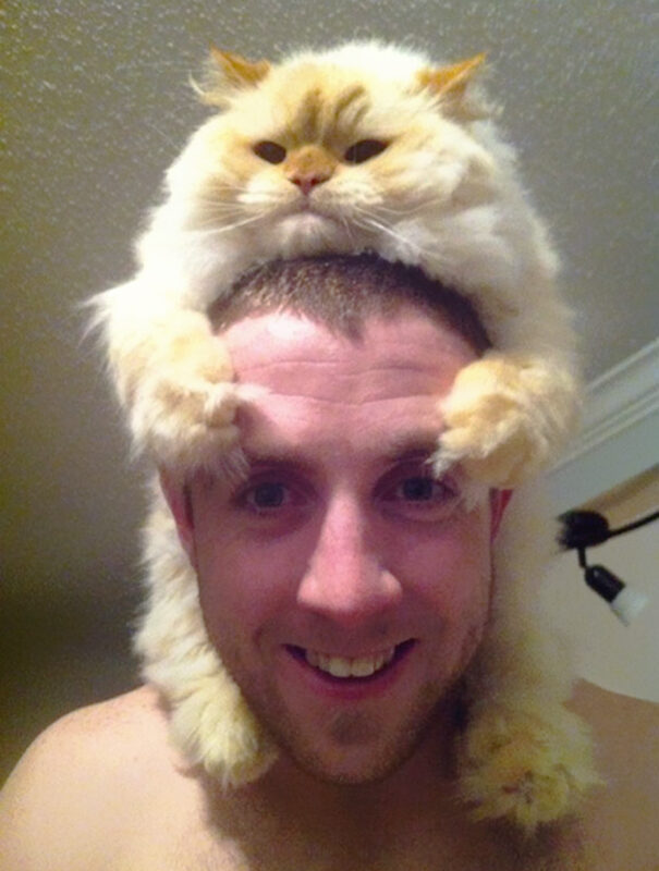 GALERIE FOTO LOL | Ăsta e noul trend de pe Internet! Oameni cu pisici pe cap!