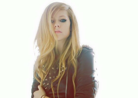 Avril Lavigne lansează un nou videoclip – “Give Me What You Like”