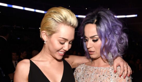FOTO LOL | Miley Cyrus și Katy Perry s-au apucat de sâni în public!