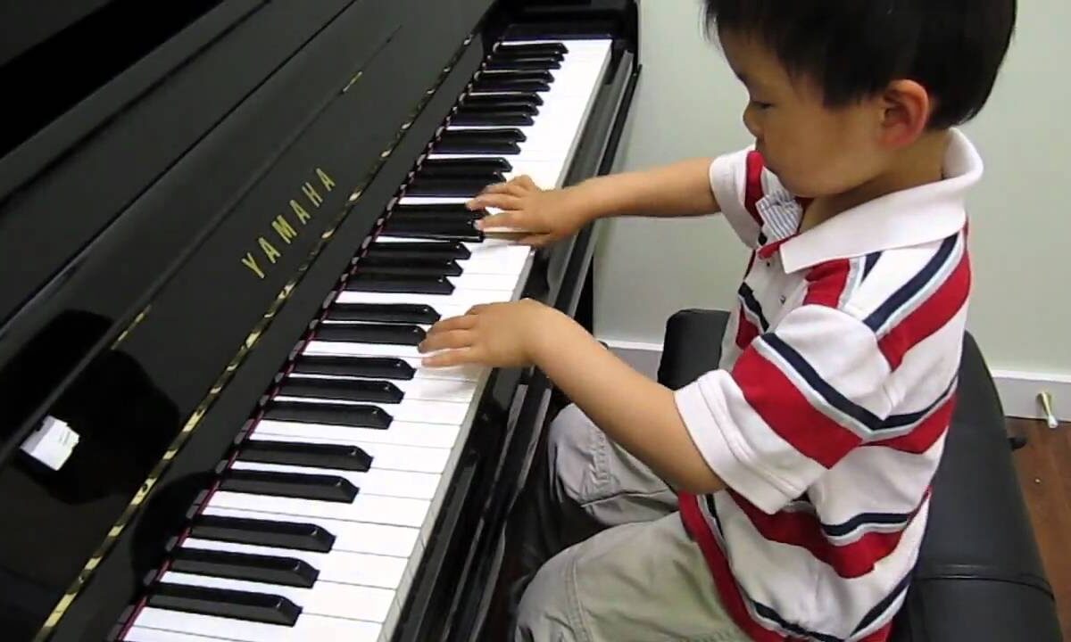 VIDEO OMG | Puștiul ăsta de 4 ani cântă fenomenal la pian!