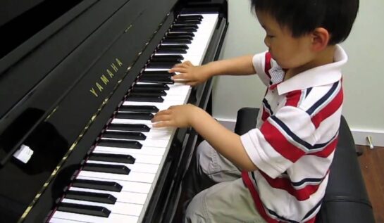 VIDEO OMG | Puștiul ăsta de 4 ani cântă fenomenal la pian!