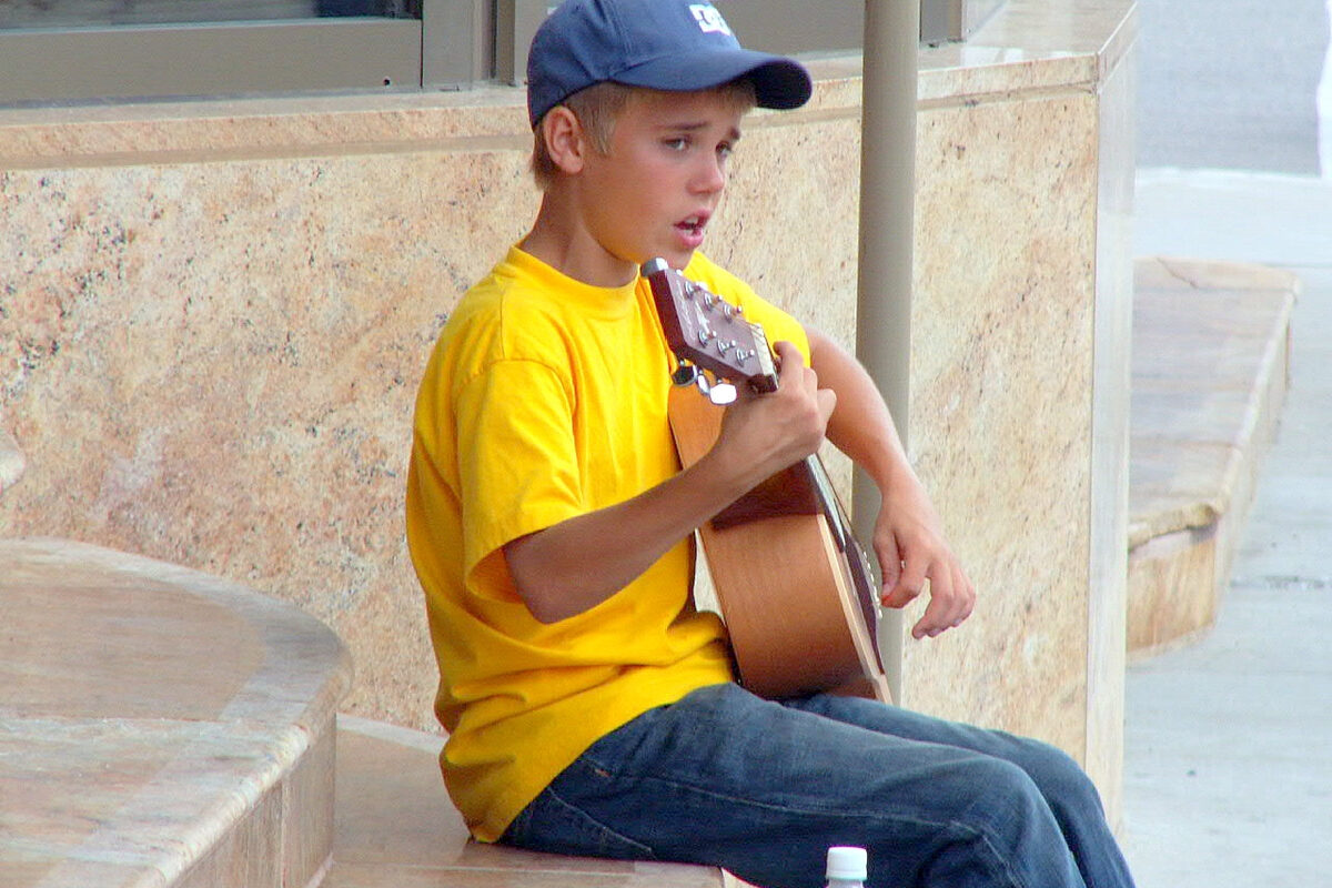 VIDEO OMG | Justin Bieber cânta pe stradă înainte să devină celebru.