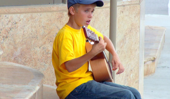 VIDEO OMG | Justin Bieber cânta pe stradă înainte să devină celebru.