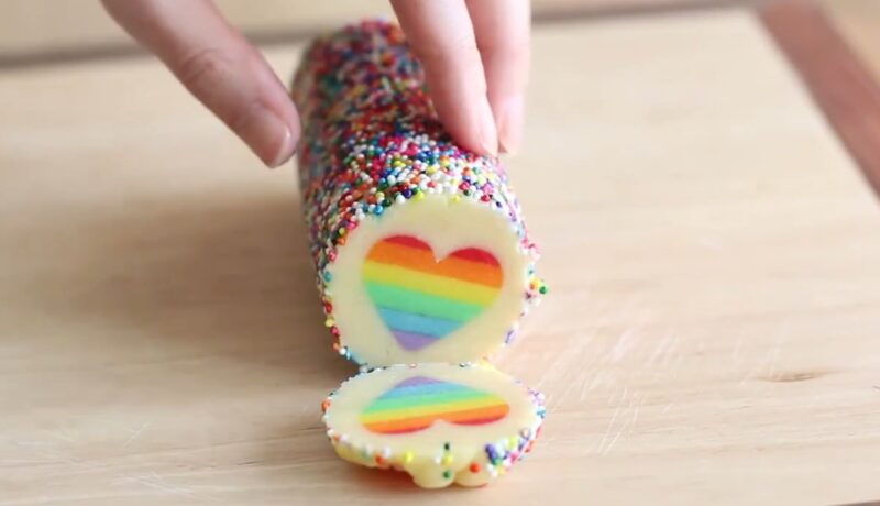 VIDEO | Cum să faci cele mai drăguțe prăjituri în formă de inimioară pentru iubitul tău!