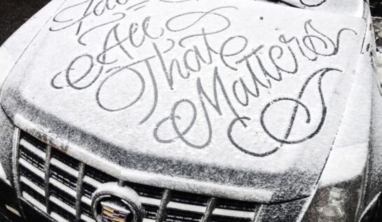GALERIE FOTO | Un artist lasă mesaje random în zăpadă pe mașinile oamenilor