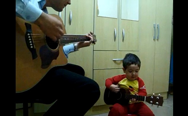 VIDEO FRUMI | Un copil de 2 ani cântă Beatles cu tatăl lui!
