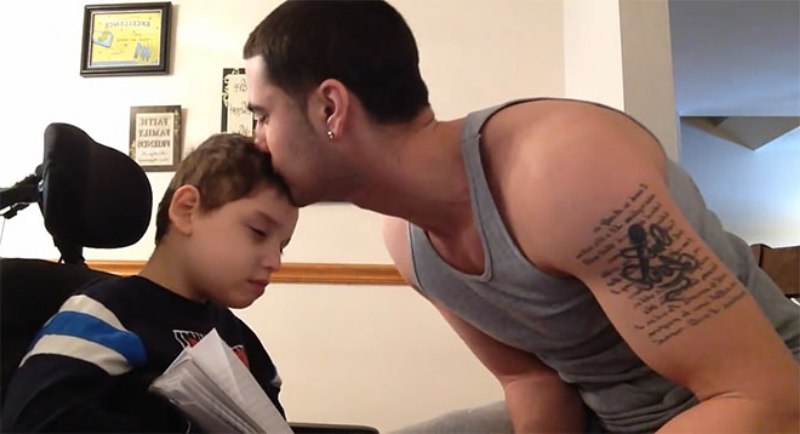 VIDEO | Un tată i-a compus o melodie fiului său care suferă de paralizie cerebrală