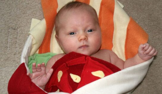 FOTO LOL | Asta e ultima modă la bebeluși! Pătura în formă de shaorma!