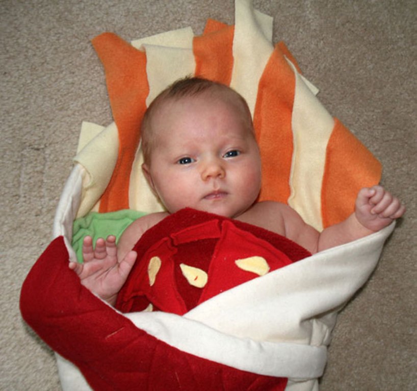FOTO LOL | Asta e ultima modă la bebeluși! Pătura în formă de shaorma!