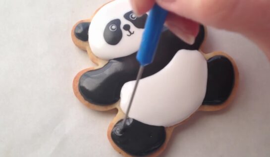 VIDEO | Ține-o pe LOVE și învață să faci cookies în formă de ursuleți panda!