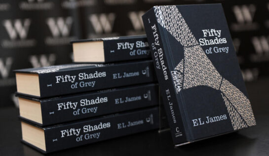 CONCURS | Câștigă un volum „Fifty Shades Of Grey”!