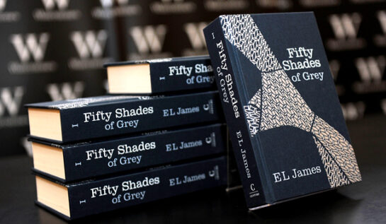CONCURS | Câștigă un volum „Fifty Shades Of Grey”!