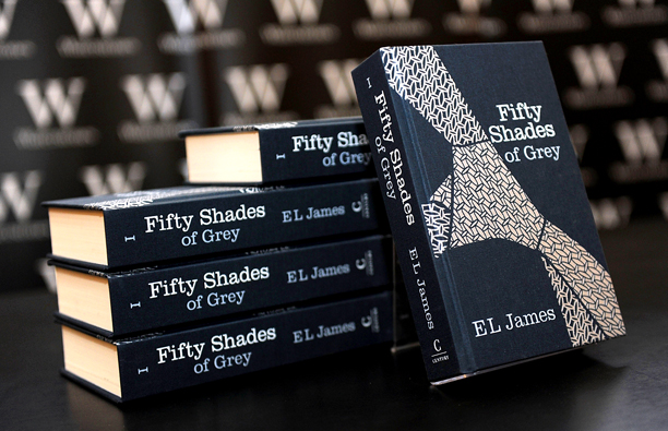 CONCURS | Câștigă un volum „Fifty Shades Of Grey!