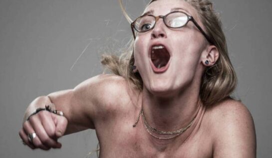 LOL! Un fotograf a pozat reacțiile oamenilor în timp ce erau electrocutați