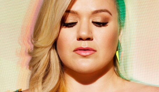 PIESĂ NOUĂ | Kelly Clarkson lansează un single scris de SIA