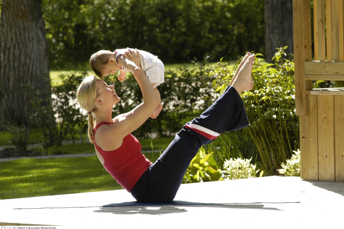 VIDEO | Fitness mom face sport cu bebeul în brațe!
