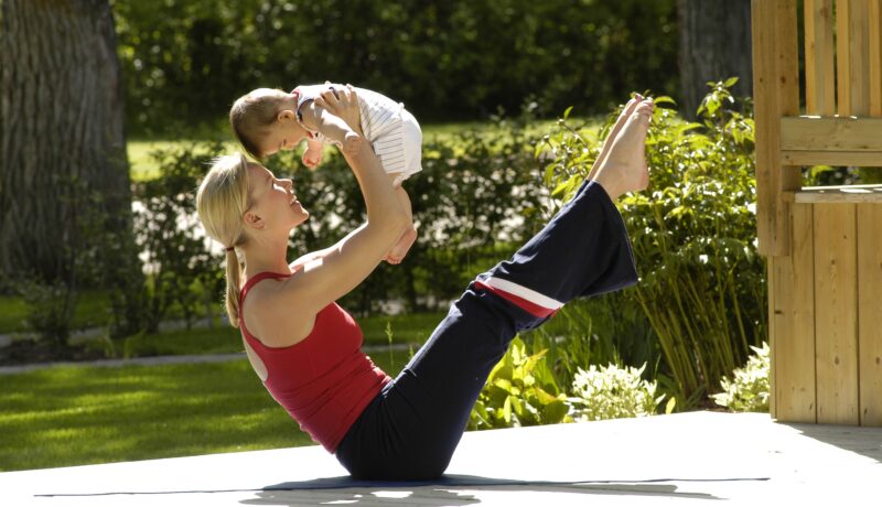 VIDEO | Fitness mom face sport cu bebeul în brațe!