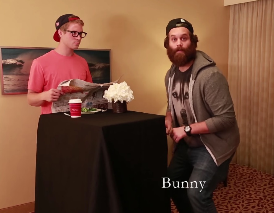 VIDEO LOL | Doi tipi imită felul în care mănâncă animalele