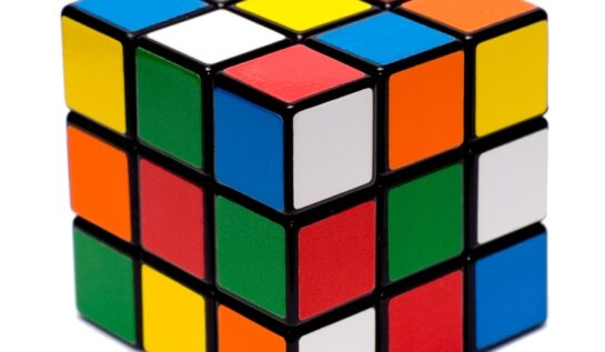 Nou record! A rezolvat 5 cuburi Rubik cu o singură mână într-un minut și 23 de secunde!