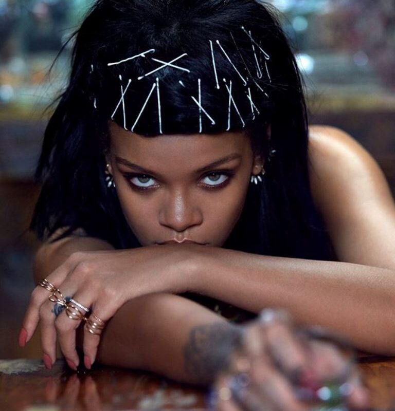 Așa sună viitoarele hit-uri de la Rihanna! Ascultă „Dancing In The Dark” și „Higher”!