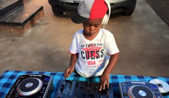 VIDEO OMG | Un băiat de doar doi ani mixează ca un DJ profesionist!