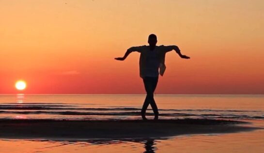 VIDEO BETON | Un bărbat s-a filmat doi ani pentru a urmări evoluția lui în dans!