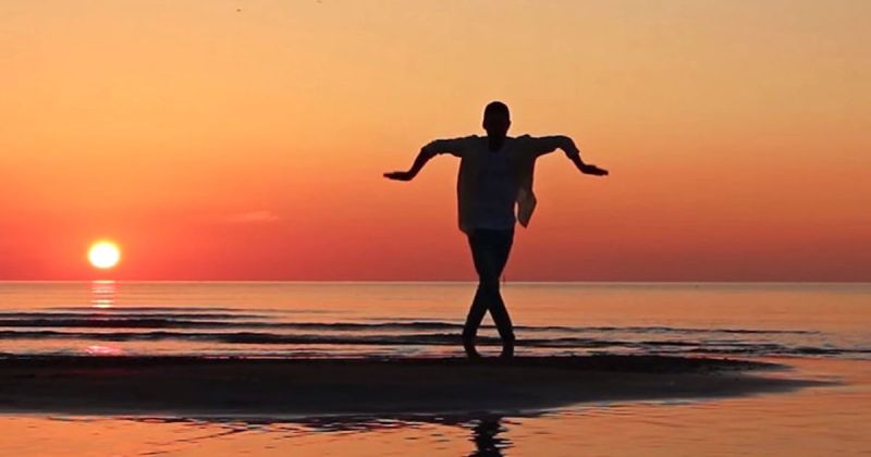 VIDEO BETON | Un bărbat s-a filmat doi ani pentru a urmări evoluția lui în dans!