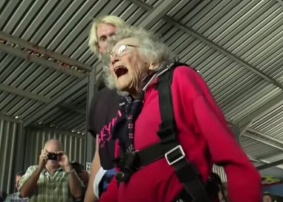 VIDEO OMG | O bătrânică și-a sărbătorit vârsta de 100 de ani aruncându-se cu parașuta!