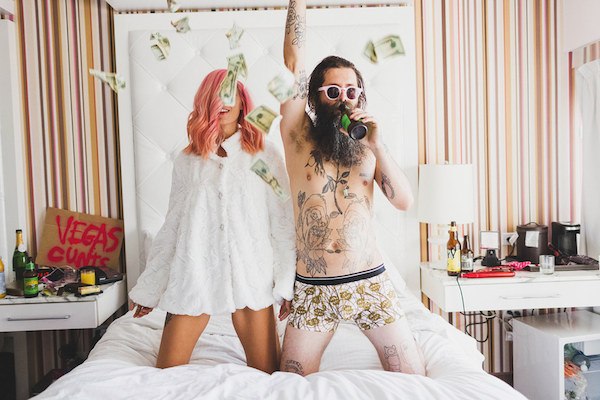 FOTO OMG | Un cuplu de hipsteri și-a făcut cele mai tari fotografii de nuntă