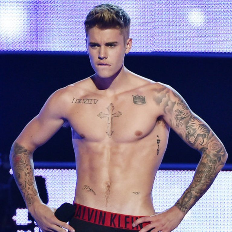 OMG | Justin Bieber dansează dezbrăcat pe „Where Are Ü Now”!