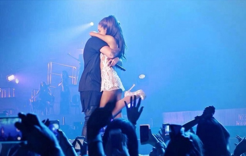 VIDEO | Justin Bieber a fost invitatul surpriză la concertul Arianei Grande! Uite ce au cântat cei doi!