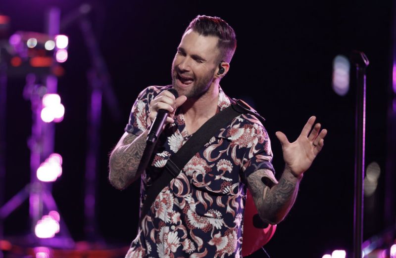 O fană a sărit pe Adam Levine în timpul unui concert Maroon 5! Uite cum a reacționat artistul!