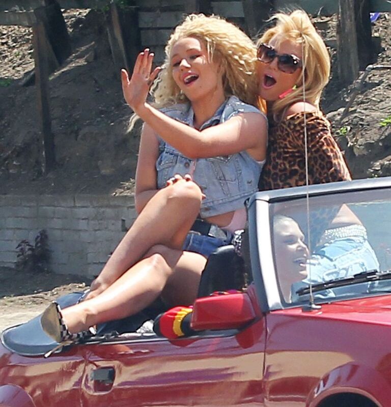 Iggy Azalea și Britney Spears par să se sărute în videoclipul „Pretty Girls! Vezi primele imagini de la filmări!
