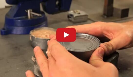 VIDEO | Aşa poţi să deschizi o conservă doar cu mâinile goale!