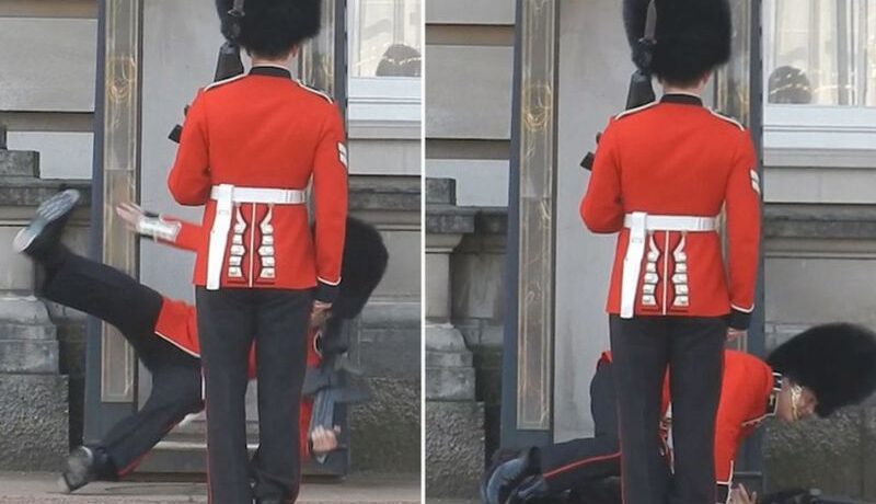 VIDEO LOL | Un gardian de la Palatul Buckingham a căzut în faţa a sute de oameni. Pregăteşte-te să râzi!