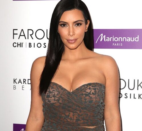 FOTO OMG l Kim Kardashian, la un pas de un accident vestimentar. Cum arată într-o pereche de colanți transparenți